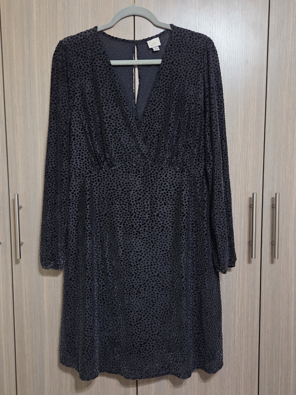 Women’s Sexy Black/Green Textured V-Neck Dress